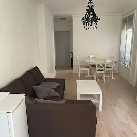 8th, Bright, Very Good Location Daire