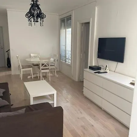 8th, Bright, Very Good Location Apartment Paris