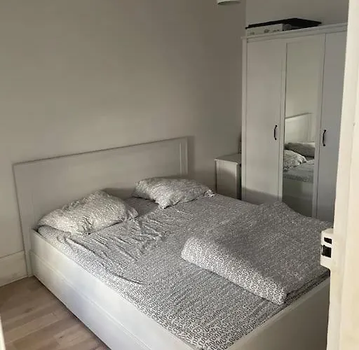 8th, Bright, Very Good Location París