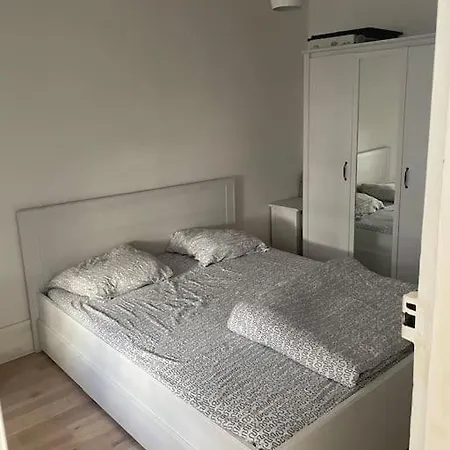 8th, Bright, Very Good Location Paris